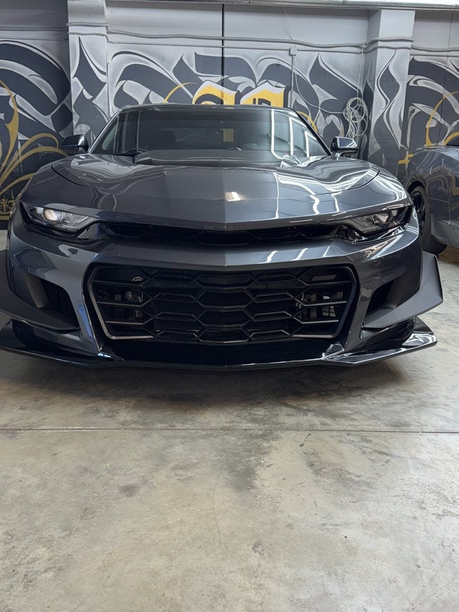 Tamsiai pilkas Chevrolet Camaro ZL1 DNL Detailing dirbtuvėje
