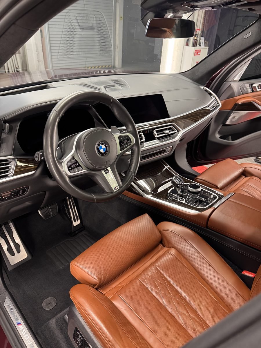 BMW salonas su rudos odos sėdynėmis ir mediena po detalaus valymo
