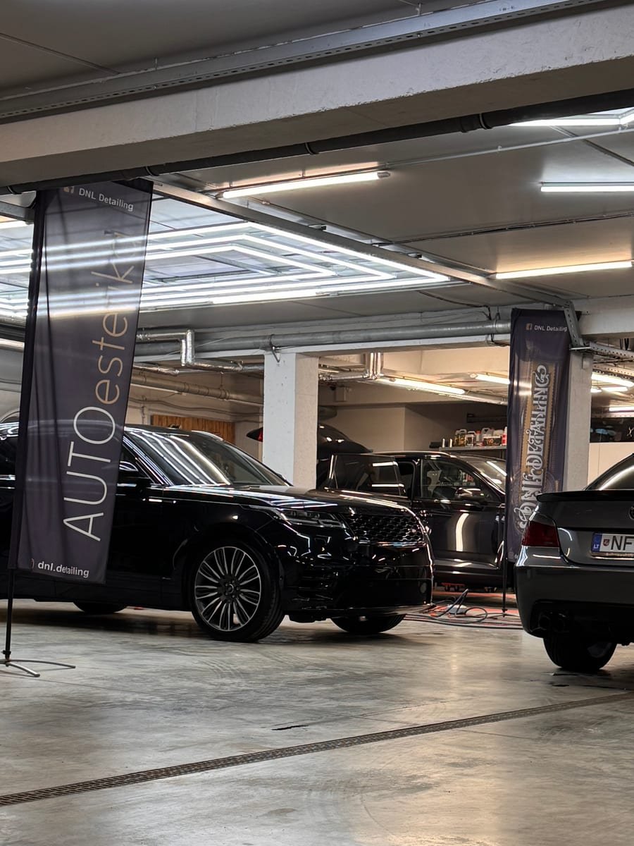 DNL Detailing dirbtuvė Šiauliuose su keliais automobiliais ir DNL vėliavomis