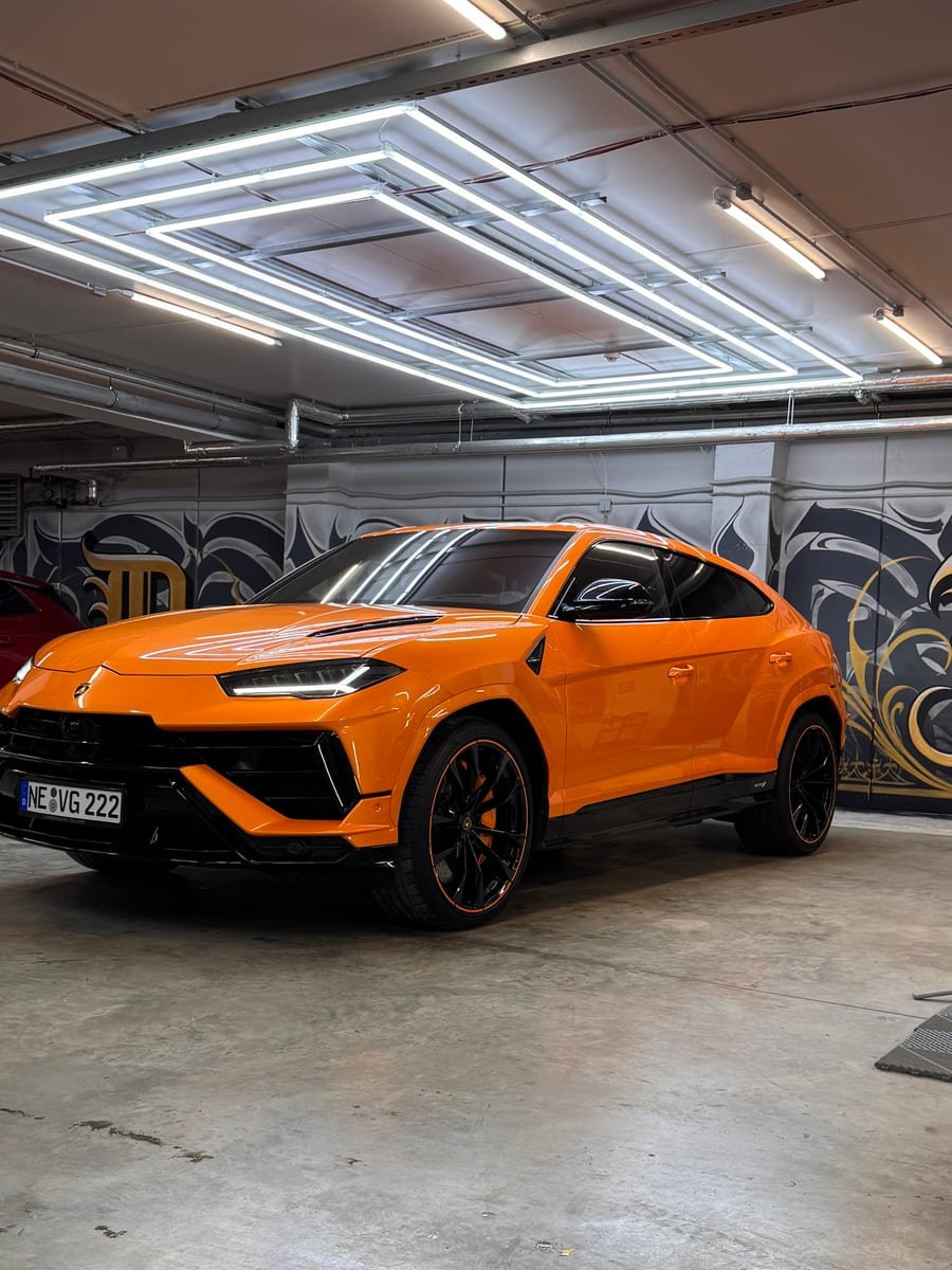 Oranžinis Lamborghini Urus DNL Detailing dirbtuvėje