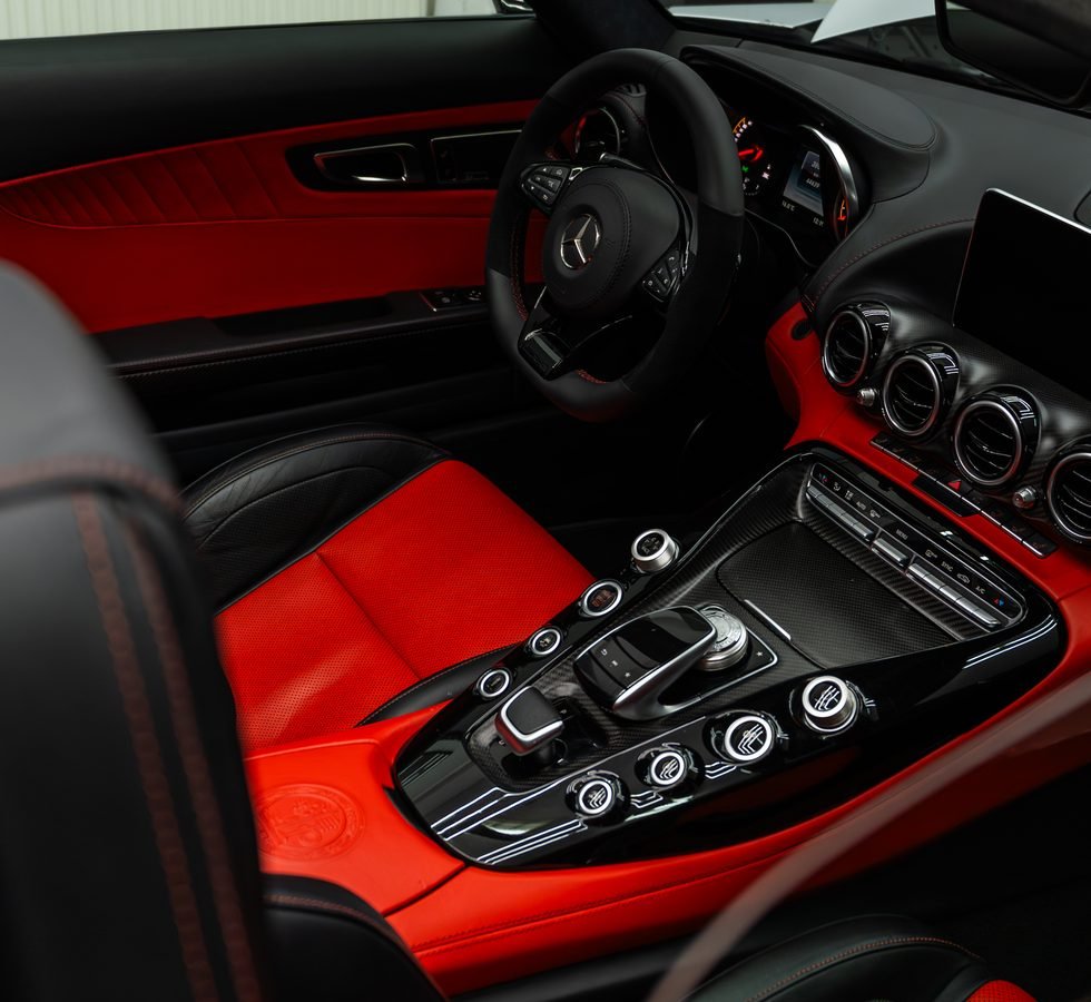 Mercedes-AMG salonas su raudona oda ir karbono konsole po detalaus valymo